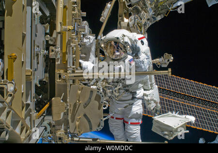 En ce 20 novembre 2008, l'astronaute de la NASA image Shane Kimbrough, spécialistes de mission STS-126, participe à la mission de la deuxième session prévue activité extravéhiculaire (EVA) comme la construction et l'entretien de la Station spatiale internationale. Pendant les six heures, 45 minutes sortie extravéhiculaire, Piper et Kimbrough a poursuivi le processus de suppression des débris et de l'application autour de la lubrification droite toute articulation rotative SARJ, remplacé quatre plus du SARJ's 12 roulements gigogne, d'une réinstallation deux chariots et d'équipements de lubrification appliquée à la robotique du Canadarm2 de la station. (UPI P Banque D'Images