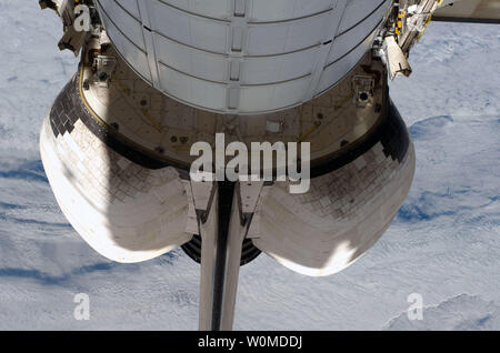 La partie arrière de la navette spatiale Endeavour, avec le module logistique Leonardo en mode stow, est capturé dans une photo, l'arrière a chuté contre les nuages sur la terre, le 27 novembre 2008. (Photo d'UPI/NASA) Banque D'Images