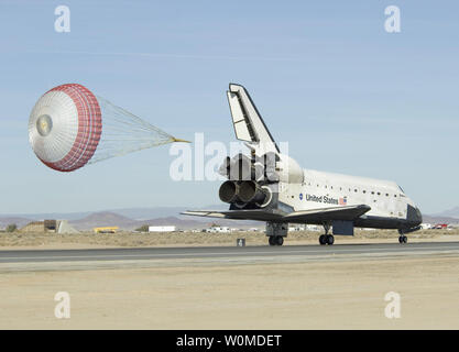 La navette spatiale Endeavour STS-126 et la terre de l'équipage à Edwards Air Force Base, en Californie. L'équipage était sur une mission de service de 15 jours à la Station spatiale internationale. (Photo d'UPI/Tony Landis/NASA) Banque D'Images