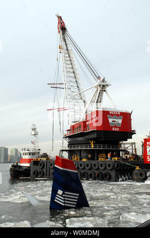 Une grue plane sur l'épave immergée du vol 1549 d'US Airways comme il se prépare à lever l'Airbus A320 de son amarrage de fortune le long d'une digue dans le lower Manhattan le 17 janvier 2009 à New York. L'Airbus A320 s'est abîmé dans la rivière Hudson, le jeudi 15 janvier. (Photo d'UPI/Edouard H.R.Gluck/ piscine) Banque D'Images