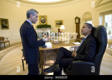 Le président des États-Unis, Barack Obama rencontre le chef d'état-major de la Maison Blanche Rahm Emanuel dans le bureau ovale à la Maison Blanche sur sa première journée complète en poste à Washington le 21 janvier 2009. (Photo d'UPI/Pete Souza/White House Press Office) Banque D'Images