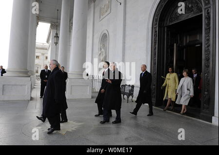 Le président des États-Unis, Barack Obama, escorte l'ancien président George W. Bush à l'extérieur de la capitale américaine à l'est pas d'un hélicoptère du Marine Corps à la suite de l'assermentation d'Obama en tant que 44e Président des Etats-Unis le 20 janvier 2009. (Photo/UPI/U.S. Jour Suzanne Air Force) Banque D'Images