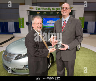 Ron Cogan de Green Car Group (à gauche) présente le 2009 Green Car Journal Vision Award de General Motors Amérique du Nord Vice-président Ed Peper pour Chevrolet la Chevrolet Volt electric véhicule à la Washington Auto Show mardi 3 février 2008 à Washington, D.C. (UPI Photo/Mark Finkenstaedt/General Motors) Banque D'Images