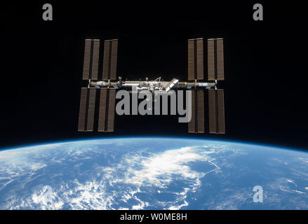 La NASA cette photo prise par un astronaute à bord de la navette spatiale Découvrez montre la Station spatiale internationale la navette spatiale se sépare, le 25 mars 2009. Plus tôt la STS-119 et d'Expedition 18 équipages conclu 9 jours, 20 heures et 10 minutes de travail de coopération à bord de la navette et de la station pour installer un panneau solaire sur la fiducie. La navette spatiale Discovery se prépare à son retour sur Terre samedi après-midi. (Photo d'UPI/NASA) Banque D'Images