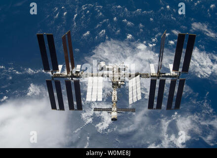 La NASA cette photo prise par un astronaute à bord de la navette spatiale Découvrez montre la Station spatiale internationale la navette spatiale se sépare, le 25 mars 2009. Plus tôt la STS-119 et d'Expedition 18 équipages conclu 9 jours, 20 heures et 10 minutes de travail de coopération à bord de la navette et de la station pour installer un panneau solaire sur la fiducie. La navette spatiale Discovery se prépare à son retour sur Terre samedi après-midi. (Photo d'UPI/NASA) Banque D'Images