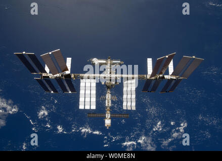 La NASA cette photo prise par un astronaute à bord de la navette spatiale Découvrez montre la Station spatiale internationale la navette spatiale se sépare, le 25 mars 2009. Plus tôt la STS-119 et d'Expedition 18 équipages conclu 9 jours, 20 heures et 10 minutes de travail de coopération à bord de la navette et de la station pour installer un panneau solaire sur la fiducie. La navette spatiale Discovery se prépare à son retour sur Terre samedi après-midi. (Photo d'UPI/NASA) Banque D'Images