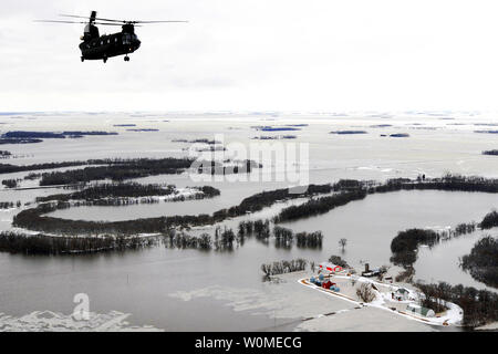 La Garde nationale du Montana CH-47D Chinook helicopter survole le Dakota du Nord/Minnesota border zone inondée par la rivière Rouge, le 1er avril 2009. (Photo d'UPI/Roger M. Dey/US Army) Banque D'Images