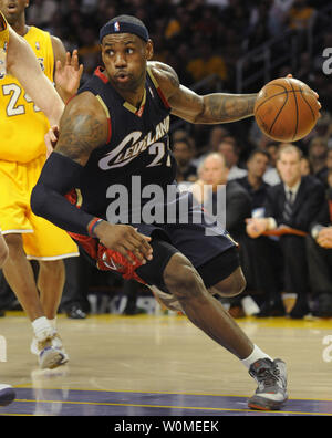 Cleveland Cavaliers en avant LeBron James (23), vu jouer contre les Lakers de Los Angeles à Los Angeles le 19 janvier 2009, est le joueur le plus utile de la NBA selon des rapports, le 4 mai 2009. (Photo d'UPI/Phil McCarten/fichier) Banque D'Images