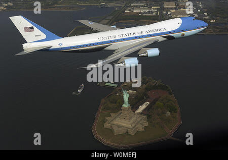 Le Boeing 747, connue sous le nom d'Air Force One lorsque le président des États-Unis, Barack Obama, est à bord d'vole au-dessus de la Statut de la Liberté à New York le 27 avril 2009. L'autopont en a surpris plus d'un New-Yorkais, incitant les souvenirs des attaques terroristes du 11 septembre sur le World Trade Center. Plusieurs immeubles de bureaux de New York ont été évacués par crainte d'attaque. Louis Caldera a démissionné en tant que directeur de la Maison Blanche Bureau militaire sur l'incident qui a coûté aux contribuables plus de 325 000 $. (Photo d'UPI/Maison Blanche HO) Banque D'Images