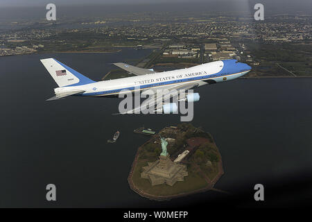 Le Boeing 747, connue sous le nom d'Air Force One lorsque le président des États-Unis, Barack Obama, est à bord d'vole au-dessus de la Statut de la Liberté à New York le 27 avril 2009. L'autopont en a surpris plus d'un New-Yorkais, incitant les souvenirs des attaques terroristes du 11 septembre sur le World Trade Center. Plusieurs immeubles de bureaux de New York ont été évacués par crainte d'attaque. Louis Caldera a démissionné en tant que directeur de la Maison Blanche Bureau militaire sur l'incident qui a coûté aux contribuables plus de 325 000 $. (Photo d'UPI/Maison Blanche HO) Banque D'Images