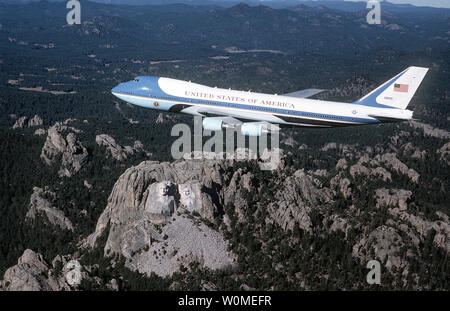 Le Boeing 747, connue sous le nom d'Air Force One lorsque le président des États-Unis, Barack Obama, est à bord d'vole le Mont Rushmore dans le Dakota du Sud le 11 novembre 1990. L'avion a été effectué plus de New York pour une séance de photos Le 27 avril 2009. L'autopont en a surpris plus d'un New-Yorkais, incitant les souvenirs des attaques terroristes du 11 septembre sur le World Trade Center. Plusieurs immeubles de bureaux de New York ont été évacués par crainte d'attaque. Louis Caldera a démissionné en tant que directeur de la Maison Blanche Bureau militaire sur l'incident qui a coûté aux contribuables plus de 325 000 $. (Photo d'UPI/Maison Blanche HO) Banque D'Images