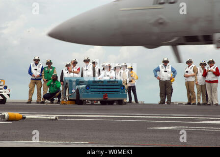 L'ancien président américain George H. W. Montres de Bush "Barbara", un tracteur-remorque spécialement peint, qu'un F/A-18F Super Hornet est catapulté sur le pont d'envol du porte-avions USS George H. W. Bush (CVN 77) dans l'Océan Atlantique le 26 mai 2009. Bush, le porte-avions, qui a donné son nom était sur place pour surveiller les opérations de poste de pilotage, l'accomplissement d'un souhait qu'il a faite en 2006 au baptême du navire. (Photo d'UPI/Dominique J. Moore/U.S. Marine) Banque D'Images