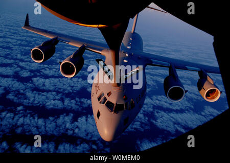 Un C-17A Globemaster III du 729e Escadron de transport aérien s'approche d'un KC-135R Stratotanker avion du 336e Escadron de ravitaillement en vol au cours d'une transformation en mission de formation sur l'océan Pacifique le 20 mai 2009.(Photo UPI/Rick Sforza/USAF) Banque D'Images