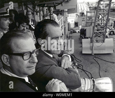 Le président américain Richard Nixon (R) et le Dr Thomas O. Paine, administrateur de la NASA, regarder les astronautes d'Apollo 11 Neil A. Armstrong, Michael Collins et Buzz Aldrin Jr., à pied de l'hélicoptère de récupération à l'installation de quarantaine mobile à bord du U.S.S. Hornet Le 24 juillet 1969. NASA marque le 40e anniversaire de la mission Apollo 11 sur la Lune et l'historique première 'moonwalk' cette année. Au cours de la mission de l'espace de huit jours, Armstrong et Aldrin ont exploré la surface de la lune et a ramené des échantillons de roche pour les scientifiques d'étude. Collins à l'essai le module de commande dans l'orbite lunaire pendant leurs 22 heures Banque D'Images