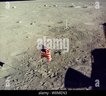 Bootprints des astronautes sont vus depuis la fenêtre du module lunaire Apollo 11 au cours de l'activité extravéhiculaire sur la surface de la lune le 20 juillet 1969. NASA marque le 40e anniversaire de la mission Apollo 11 sur la Lune et l'historique première 'moonwalk' cette année. Au cours de la mission de l'espace de huit jours, Armstrong et Aldrin ont exploré la surface de la lune et a ramené des échantillons de roche pour les scientifiques d'étude. Collins à l'essai le module de commande dans l'orbite lunaire pendant leur séjour de 22 heures sur la lune. (Photo d'UPI/NASA) Banque D'Images