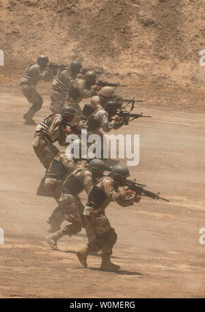 Des soldats des Forces d'opérations spéciales irakiennes train dans une démonstration de tir réel après avoir obtenu son diplôme d'un convoi de sécurité iraquiennes cours à Bagdad, l'Iraq le 31 mai 2009. (Photo d'UPI/Jeffrey Ledesma/U.S. Militaires) Banque D'Images