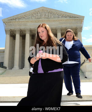 La Savana Redding (L), l'âge de 19 ans, est vu en face de la Cour suprême dans un 21 avril, 2009 photo d'archives à Washington. La Cour suprême a décidé aujourd'hui qu'une fouille effectuée sur Redding à son école de l'Arizona a violé le Quatrième amendement sur l'interdiction des perquisitions. Un autre étudiant accusé Redding de donner des médicament fort l'ibuprofène, l'équivalent de deux over-the-counter Advils, quand elle était en huitième année. Pas de pilules ont été trouvés. (Photo d'UPI/Roger L. Wollenberg/fichier) Banque D'Images