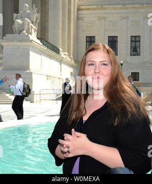 La Savana Redding, 19 ans, est vu en face de la Cour suprême dans un 21 avril, 2009 photo d'archives à Washington. La Cour suprême a décidé aujourd'hui qu'une fouille effectuée sur Redding à son école de l'Arizona a violé le Quatrième amendement sur l'interdiction des perquisitions. Un autre étudiant accusé Redding de donner des médicament fort l'ibuprofène, l'équivalent de deux over-the-counter Advils, quand elle était en huitième année. Pas de pilules ont été trouvés. (Photo d'UPI/Roger L. Wollenberg/fichier) Banque D'Images