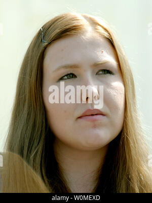 La Savana Redding, 19 ans, est vu en face de la Cour suprême dans un 21 avril, 2009 photo d'archives à Washington. La Cour suprême a décidé aujourd'hui qu'une fouille effectuée sur Redding à son école de l'Arizona a violé le Quatrième amendement sur l'interdiction des perquisitions. Un autre étudiant accusé Redding de donner des médicament fort l'ibuprofène, l'équivalent de deux over-the-counter Advils, quand elle était en huitième année. Pas de pilules ont été trouvés. (Photo d'UPI/Roger L. Wollenberg/fichier) Banque D'Images