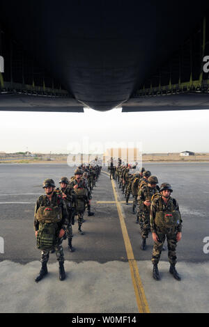 Légionnaires français des Affaires étrangères et anges gardien de l'US Air Force à partir de la 82e Escadron de sauvetage expéditionnaire attendre à bord d'un C-130 Transall français à la base française à Djibouti le 30 juin 2009. (Photo d'UPI/Jesse B. Awalt/U.S. Marine) Banque D'Images