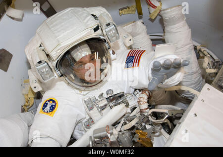 Cette image de la NASA prises par les astronautes à bord de la navette spatiale STS-127 montre Enedeavour l'astronaute Dave Wolf comme il se prépare pour la première sortie spatiale de l'ensemble, cinq missions prévues le 18 juillet 2009. Endeavour et ses 7 membres d'équipage sont sur une mission de service de 16 jours à la Station spatiale internationale pour installer le laboratoire japonais Kibo complexe. (Photo d'UPI/NASA) Banque D'Images