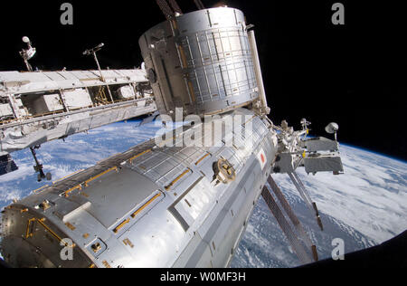 Cette image de la NASA prises par les membres d'équipage de la Station spatiale internationale présente le module d'expérimentation japonais Kibo et de laboratoire en contact avec l'espace nouvellement installés vu de l'intérieur de la Station spatiale internationale. La navette spatiale Endeavour et l'équipage de STS-127 ont été sur une mission de service de 13 jours à la Station spatiale et devraient rentrer sur Terre le vendredi. (Photo d'UPI/NASA) Banque D'Images