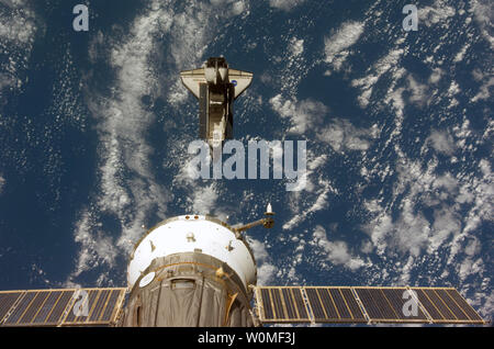 La navette spatiale Endeavour s'est vu peu après le début de l'après-séparation désamarrage de la Station spatiale internationale le 28 juillet 2009. UPI/NASA Banque D'Images