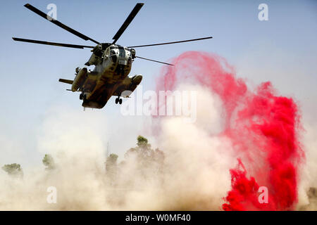 Un Corps des Marines américains CH-53D Sea Stallion terres d'hélicoptères pour livrer des fournitures à la base de patrouille Jaker, Afghanistan, le 28 juillet 2009. James Purschwitz/UPI/US Marine Corps. Banque D'Images