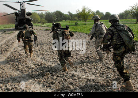 Les soldats de l'Armée nationale afghane ainsi que les parachutistes du 2e Bataillon de parachutistes, 377e Régiment d'artillerie, 4e Brigade Combat Team, 25e Division d'infanterie, courir vers un hélicoptère CH-47 Chinook pour pick-up après avoir mené une opération de bouclage et de recherche dans la province de Khost, 5 août 2009, au cours de l'opération Sabre Champion. Les forces de sécurité nationale afghanes et les forces internationales d'assistance à la sécurité ont fait équipe pour l'opération de cibler certains militants dans l'Est de l'Afghanistan afin de renforcer la sécurité pour les élections à venir. UPI/Marcus Butler/US Army Banque D'Images