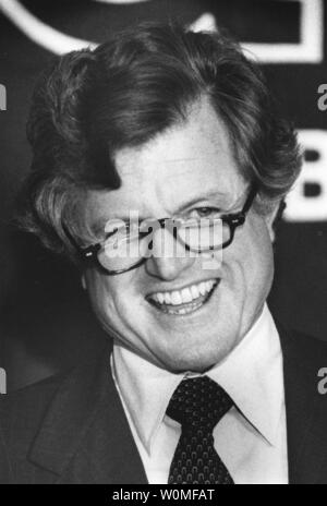 Le sénateur Edward "Ted" Kennedy, D-MA, est décédé à son domicile à Cape Cod, Massachusetts, après une longue bataille contre le cancer du cerveau le 25 août 2009. A smiling Kennedy aborde la Massachusetts Bar Association, de leur rencontre à la maison Parker le 28 septembre 1979. UPI/FICHIERS Banque D'Images