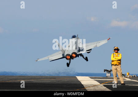 Un F/A-18 Hornet, attribué à Marine Fighter Attack Squadron 312, lance sur le pont du USS Harry S. Truman le 15 septembre 2009, en route ou dans l'océan Atlantique. UPI/Matthew Williams/U.S. Navy Banque D'Images