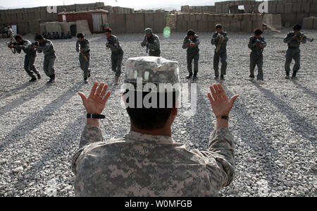 Le sergent de l'armée américaine. Eugenio Rodriguez les entraîneurs les agents de la Police nationale afghane pendant mouvement tactique de la formation sur poste de combat Herrera dans la province de Paktiya Afghanistan le 20 octobre 2009. UPI/Andrew Smith/U.S. Army Banque D'Images