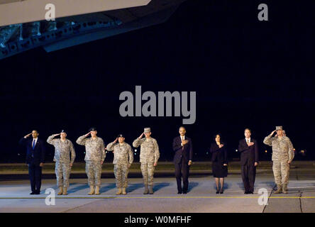 Le président Barack Obama, de l'armée américaine, le général Daniel C. Wright, de l'Armée de Brig. Le général Michael S. Repass, commande de l'Armée de Sgt. Le Major Mario Vigile, Air Force Le Général Norton A. Schwartz, Procureur général des États-Unis, Eric Holder, DEA Administrateur intérimaire Michele M. Leonhart, Kevin Ohlson, directeur de cabinet du procureur général des États-Unis, et l'Armée de l'air Colonel Robert H. Edmondson rendre hommages une équipe de soldats portent le reste du Sgt. Dale R. Griffin au cours d'une cérémonie de transfert digne à Dover Air Force Base, Texas le 29 octobre 2009. Griffin, qui a été affecté au 1er Bataillon, 17e Régiment d'infanterie, 5e Stryker Briga Banque D'Images