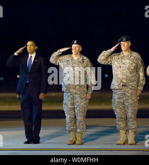 Le président Barack Obama, de l'armée, le général Daniel C. Wright, et l'Armée de Brig. Le général Michael S. Repass rendre honneurs au cours comme une équipe de soldats portent le reste du Sgt. Dale R. Griffin au cours d'une cérémonie de transfert digne à Dover Air Force Base, Texas le 29 octobre 2009. Griffin, qui a été affecté au 1er Bataillon, 17e Régiment d'infanterie, 5e Stryker Brigade Combat Team, 2e Division d'infanterie, a été tué dans l'action le 27 octobre 2009, par une bombe dans la province de Kandahar en Afghanistan. UPI/Jason Minto/U.S. Air Force Banque D'Images