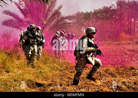Après avoir effectué une recherche d'un petit village au cours d'une mission d'assaut aérien, les soldats de l'armée américaine se déplacer vers un UH-60 Black Hawk pour revenir à la base de Taji, l'Iraq, le 12 novembre 2009. Les soldats sont affectés à la 1st Air Cavalry Brigade. UPI/Travis Zielinski/U.S. Army Banque D'Images