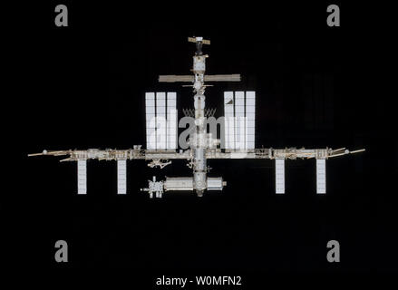 Cette photo prise par la NASA STS-129 à bord de la navette spatiale Atlantis Les astronautes de la Station spatiale internationale montre que les deux se rapprochent au cours de rendez-vous et d'amarrage activités sur trois jours de vol, le 18 novembre 2009. UPI/NASA Banque D'Images