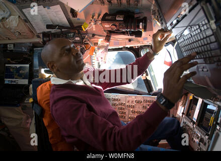 Cette photo prise par la NASA STS-129 les astronautes à bord de la navette spatiale Atlantis montre l'astronaute Robert L. Satcher Jr., spécialiste de mission STS-129, comme il travaille sur le pont d'atterrissage d'Atlantis au cours de la deuxième journée de la mission, le 17 novembre 2009. UPI/NASA Banque D'Images