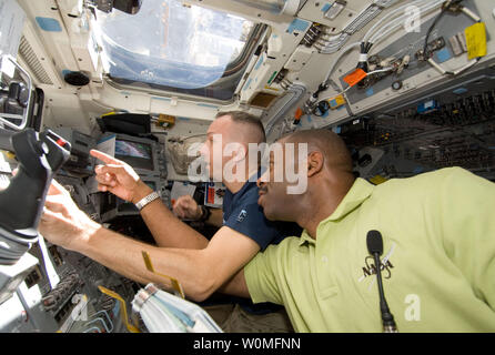 Cette photo prise par la NASA STS-129 Les astronautes les astronautes à bord de la navette spatiale Atlantis Randy Bresnik (à gauche) et Leland Melvin, tous deux spécialistes de mission STS-129, tandis qu'ils travaillent à l'arrière pont de vol de la navette spatiale Atlantis Pendant Jour de vol trois activités. UPI/NASA Banque D'Images