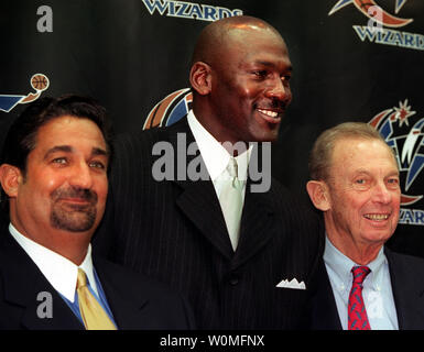 Washington Wizards propriétaire Abe Pollin(R), montré en 2000 photo d'archives, meurt le 24 novembre 2009 à l'âge de 85 ans. Pollin considéré comme sa plus grande réalisation est le Verizon Center, risquer sa fortune personnelle dans une telle entreprise, qui revitalise le centre-ville de Washington, ouverture en 1997. Il est illustré avec les Capitals de Washington propriétaire Ted Leonsis (L), qui a refusé d'acheter Pollins Washington Sports et divertissement holdings, et Michael Jordan. UPI/fichiers Banque D'Images