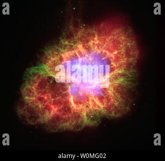 Cette image montre la NASA non datée d'une étoile à neutrons superdense qui a été laissé derrière après une supernova dans la constellation du Taureau. L'étoile est un produit extrêmement blizzard de particules à haute énergie dans l'expansion de la zone des débris connu sous le nom de la Nébuleuse du Crabe. Cette image composite utilise les données de trois observatoires de la NASA, l'obervatory de rayons X Chandra, le télescope spatial Hubble et le télescope spatial Spitzer. UPI/NASA Banque D'Images