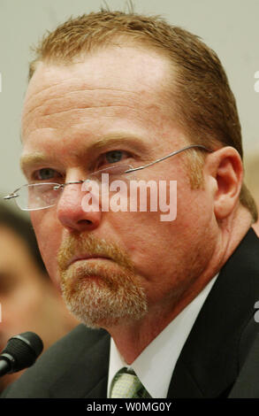 Ancien joueur canadien de basket-ball Mark McGwire, indiquées dans ce 17 mars 2005, photo d'témoigner à Washington devant le comité de la Chambre sur la réforme gouvernementale sur l'utilisation des stéroïdes dans le baseball majeur, a annoncé qu'il a utilisé des stéroïdes lorsqu'il a brisé le baseball home run record en 1998. Photo UPI/Michael Kleinfeld/fichier Banque D'Images