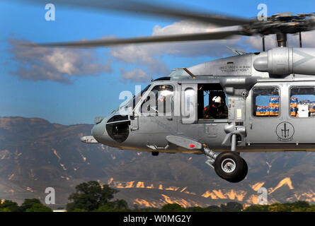 Un SH-60F Sea Hawk arrive à offrir de l'eau et de fournitures le 15 janvier 2010 à Port-au-Prince, Haïti, à la suite d'un tremblement de terre 7,0 le 12 janvier. UPI/Daniel Barker/U.S. Marine. Banque D'Images