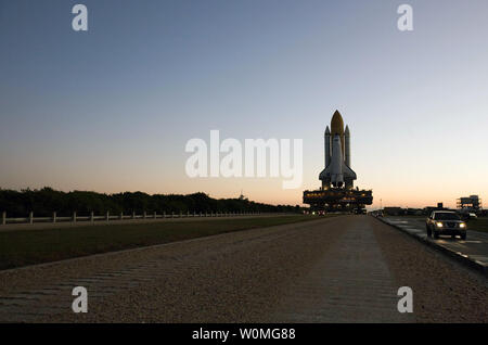 La navette spatiale Endeavour roule le long de la crawlerway fixé au sommet de la plate-forme de lancement mobile sur son voyage de lancement 39A au Centre spatial Kennedy de la NASA le 6 janvier 2010. La mission STS-130 va lancer sur la navette spatiale Endeavour le 7 février. UPI/Amanda Diller/NASA Banque D'Images