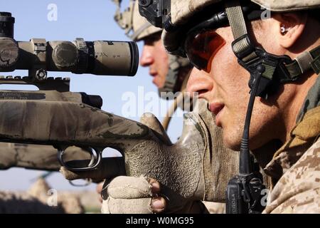 Lance le Cpl. Keith B. Lawson et Spence G., snipers scout attaché à la Compagnie Charlie, 1er Bataillon, 3e Régiment de Marines, d'identifier des objectifs que les combattants talibans de Marjeh approche à l'égard de leur position à l'intersection des 'Cinq points dans la province d'Helmand, en Afghanistan le 9 février 2010. Les Marines de la Compagnie Charlie a mené un assaut par hélicoptère, plus tôt le matin pour saisir la clé de l'intersection des routes reliant le nord de la place forte des insurgés de Marjeh avec le reste de la province de Helmand. UPI/Brian A. Tuthill/U.S. Marines Banque D'Images