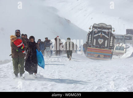 Les victimes d'avalanches massives qui ont eu lieu le 8 février 2010 dans les montagnes de Salang, Afghanistan, chef de la sécurité le 9 février 2010, comme un soldat de l'Armée nationale afghane fournit de l'aide. Plus de 2 000 Afghans ont été secourus et les efforts de sauvetage ont été programmés pour poursuivre jusqu'au 11 février. Salang liens la capitale afghane, Kaboul avec le nord de la ville de Mazar-i-Sharif. Raflullah Mohibat/UPI/Armée nationale afghane Banque D'Images