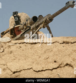 Lance le Cpl. Mark Trent, un scout avec sniper 3e peloton, Compagnie India, 3e Bataillon, 6e Régiment de Marines, fournit la sécurité à l'intérieur d'un composé de Marjah, dans la province d'Helmand, en Afghanistan, le 16 février 2010. Les Marines ont trouvé refuge à l'intérieur de l'enceinte après l'effacer pour les insurgés et des dispositifs explosifs de circonstance. UPI/Tommy Bellegarde/U.S. Marine Corps Banque D'Images