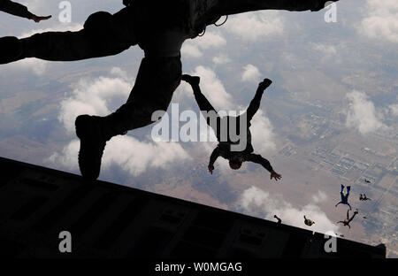 Les membres d'un Royal Thai Air Force et l'équipe de parachutistes des Forces aériennes américaines jumpmasters aller de l'arrière d'un C-17 Globemaster III sur une zone de chute en Thaïlande le 3 mars 2010. UPI/Cohen A. Young/U.S. Air Force Banque D'Images