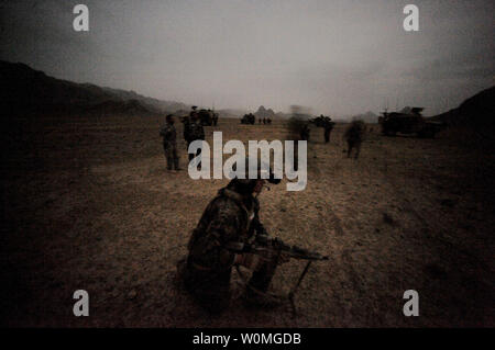 Un MARSOC Marine détient une garantie alors que les forces de la coalition ont établi leur camp pour la soirée dans les collines de Provence Farah, l'Afghanistan le 25 février 2010. De l'Armée nationale afghane 2/2/207e Kandak de l'armée italienne, l'Équipe de liaison et de mentorat opérationnel et les Marines de l'opération spécial marine conduite commande une patrouille de reconnaissance de combat à travers la région montagneuse de Farah. UPI/Nicholas Pilch/U.S. Air Force. Banque D'Images