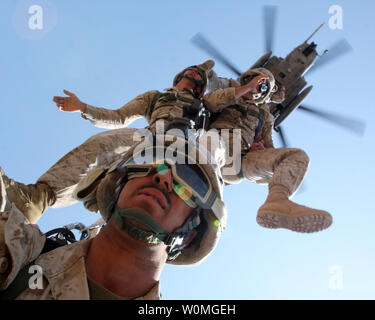 Les Marines du 24e Marine Expeditionary Unit sont suspendus à partir d'un hélicoptère CH-53 Super Stallion marines de l'Escadron 162 Rotor d'inclinaison moyenne au cours d'un exercice à Djibouti le 24 mars 2010. UPI/Alex C. Sauceda/U.S. Army Banque D'Images
