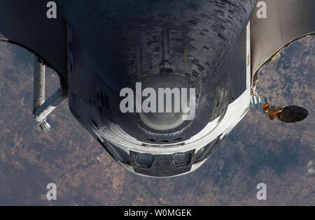 Cette image de la NASA prises par les membres d'équipage à bord de la Station spatiale internationale présente une vue de la face inférieure de la cabine de l'équipage de la navette Discovery, lors d'un sondage comme STS-131 s'est approché de la Station spatiale internationale, le 7 avril 2010. Banque D'Images